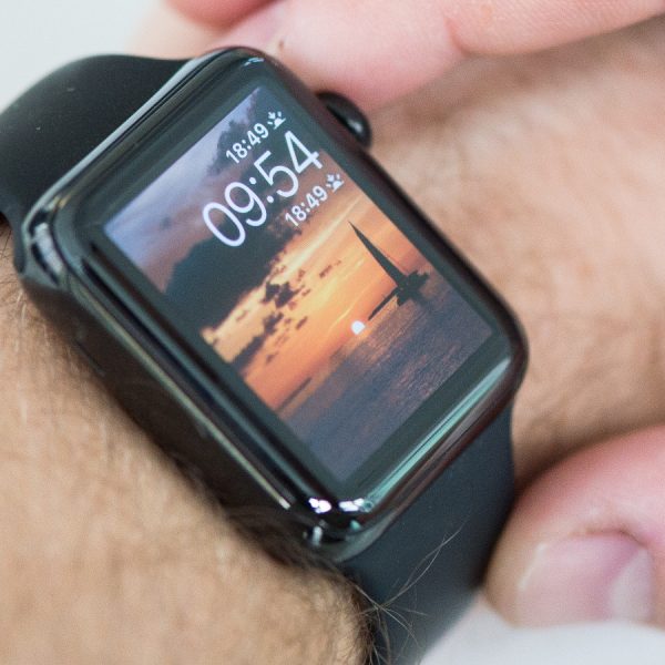 Mann bedient Apple Watch am Handgelenk