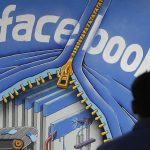 Wand mit Grafik, die Facebook-Logo auf &ouml;ffnendem Rei&szlig;verschluss zeigt.