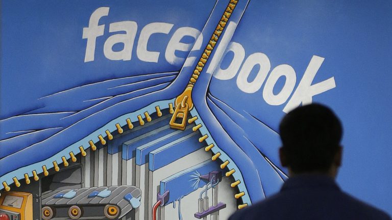 Wand mit Grafik, die Facebook-Logo auf &ouml;ffnendem Rei&szlig;verschluss zeigt.