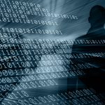 Symbolbild Schattenfigur vor digitalem Datenverkehr