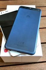 Huawei P10 in Silber und Huawei P10 in Blau