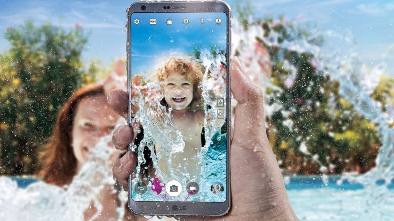 LG G6 fotografiert badendes Mädchen direkt im Schwimmbecken.