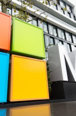 Vorderfront Microsoft-Zentrale Deutschland mit Logo und Schriftzug