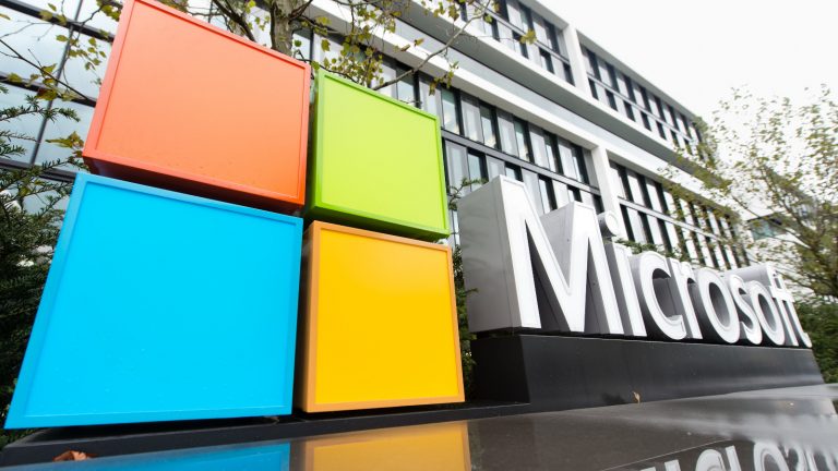 Vorderfront Microsoft-Zentrale Deutschland mit Logo und Schriftzug