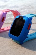 Omate O4VC Smartwatches in rosa und blau.