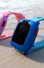 Omate O4VC Smartwatch mit 4G Omate O4VC Smartwatches in rosa und blau.