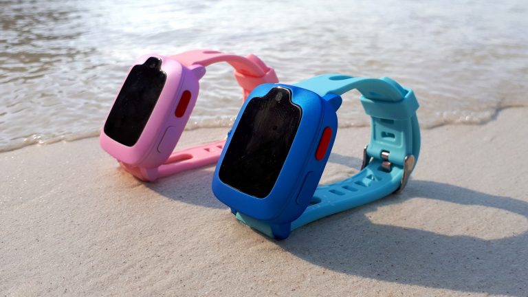 Omate O4VC Smartwatches in rosa und blau.
