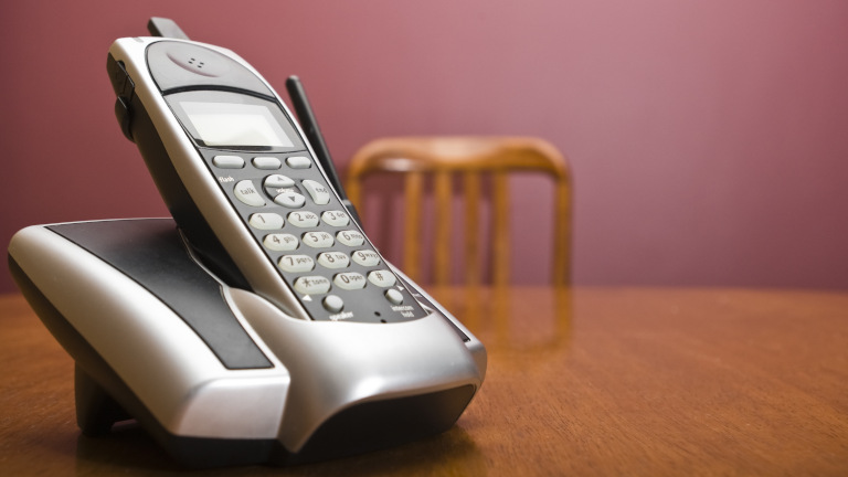 DECT-Telefon auf einem Tisch im Wohnzimmer