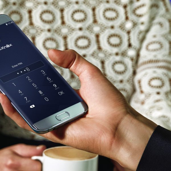 Gro&szlig;aufnahme M&auml;nnerhand h&auml;lt Samsung Galaxy S7 edge.