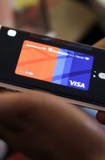 Großaufnahme Samsung-Smartphone mit App Samsung Pay