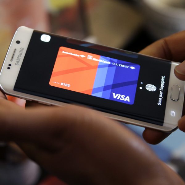 Gro&szlig;aufnahme Samsung-Smartphone mit App Samsung Pay