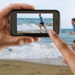 Smartphone-Kamera filmt Jogger am Strand