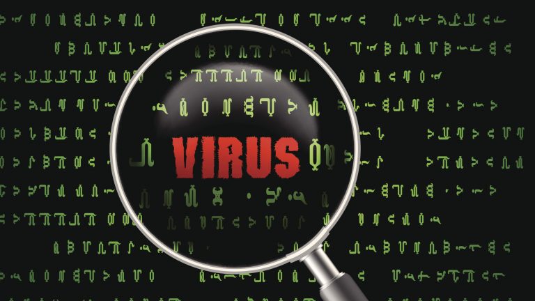 Grüne kryptografische Symbole auf schwarzem Hintergrund eine Lupe hebt das Wort Virus in rot hervor