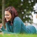 Eine Frau spielt auf ihrem Smartphone