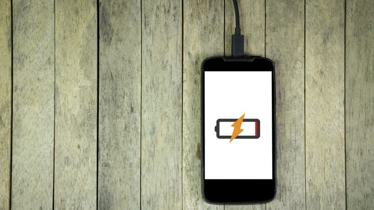 Manchmal muss es schnell gehen: Ein fast leeres Handy wird aufgeladen.
