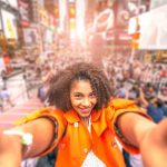 YouTuberin filmt sich selbst auf &uuml;berf&uuml;llten New Yorker Times Square