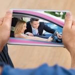 Mann sieht Video auf dem Smartphone