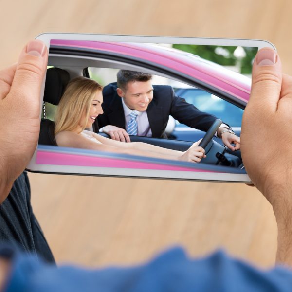 Mann sieht Video auf dem Smartphone