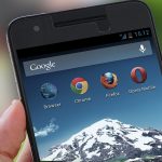 Android Smartphone mit Google Chrome Icon auf Homescreen