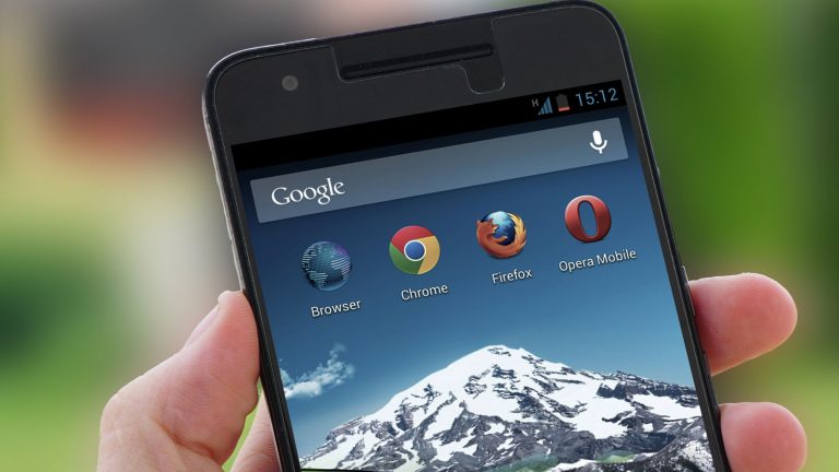 Android Smartphone mit Google Chrome Icon auf Homescreen