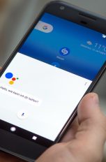 Ein Mann nutzt den virtuellen Helfer Google Assistant auf dem Smartphone Google Pixel.