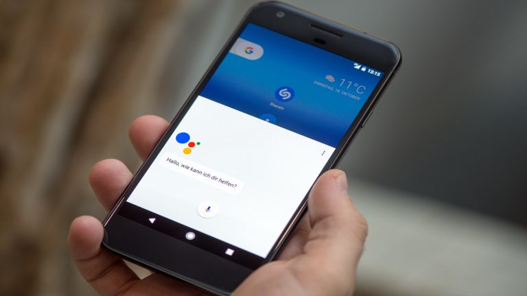 Ein Mann nutzt den virtuellen Helfer Google Assistant auf dem Smartphone Google Pixel.