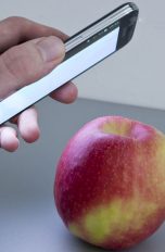 App HawkSpex entlarvt Giftstoffe im Apfel über Smartphone-Display