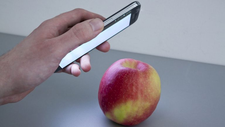 App HawkSpex entlarvt Giftstoffe im Apfel über Smartphone-Display