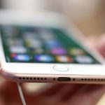 Hand h&auml;lt iPhone 7 von Apple