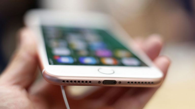 Hand h&auml;lt iPhone 7 von Apple