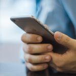 iPhone in den H&auml;nden halten