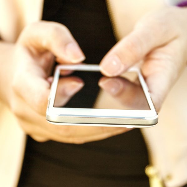 Frau bedient Smartphone.