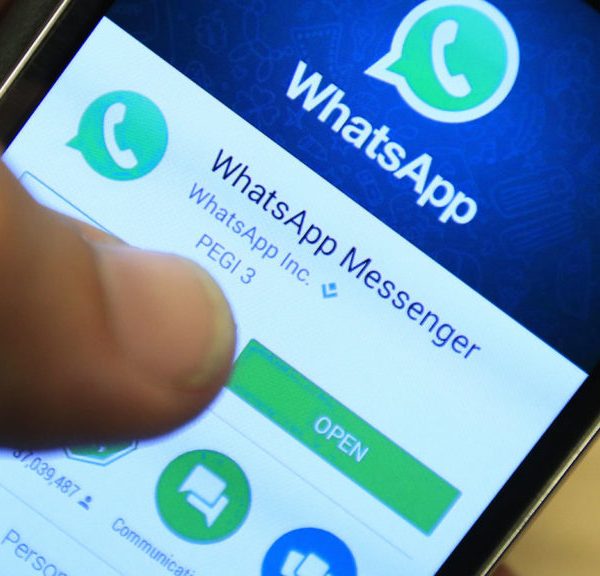 Ein Smartphone, auf dem WhatsApp installiert ist.