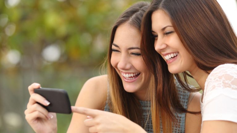 Frauen schauen Video auf Smartphone an
