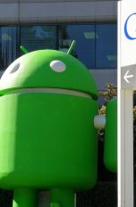 Android-Figur vor Google-Sitz