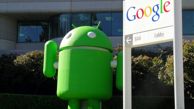 Android-Figur vor Google-Sitz