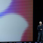 Apple CEO Tim Cook auf der B&uuml;hne vor Apple-Logo