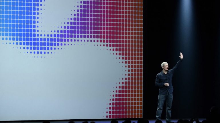 Apple CEO Tim Cook auf der Bühne vor Apple-Logo