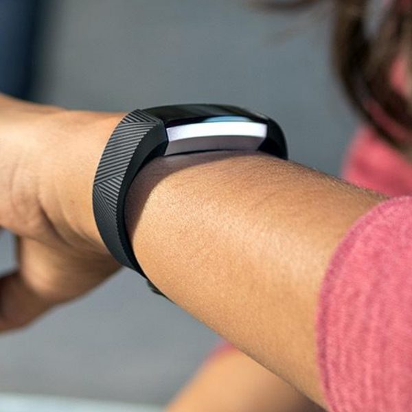 Fitbit Alta Tracker misst nun auch den Puls und trackt den Schlaf