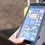 Hand h&auml;lt Nokia-Smartphone