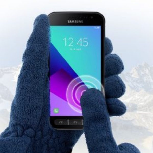 User bedient Samsung Galaxy Xcover 4 mit Handschuhen.