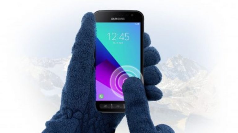 User bedient Samsung Galaxy Xcover 4 mit Handschuhen.