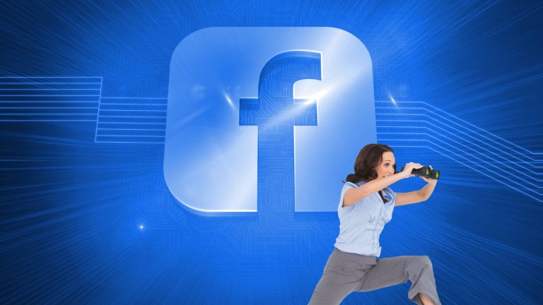 Frau mit Fernglas vor Facebook-Logo
