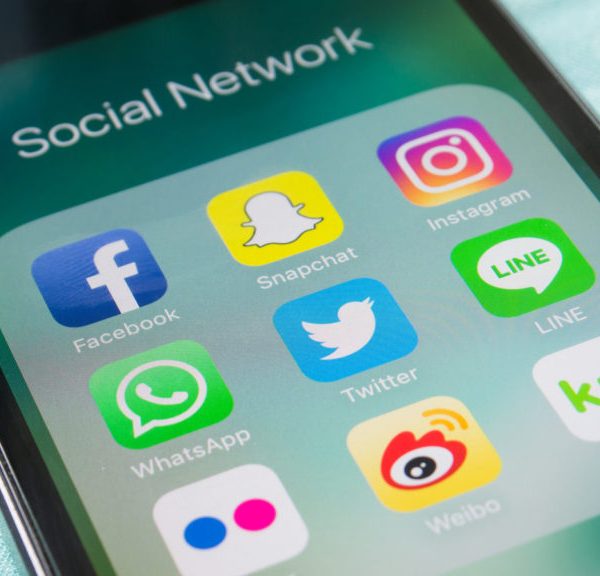 Ein Smartphone mit den Apps von Facebook,, Snapchat, Instagram, WhatsApp und anderen.