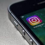 Smartphone mit Instagram-Logo auf dem Display