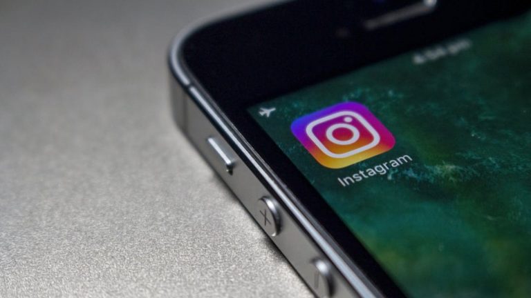 Smartphone mit Instagram-Logo auf dem Display