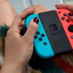 Eine Frau spielt mit den Joy-Con-Controllern.