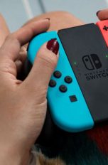 Eine Frau spielt mit den Joy-Con-Controllern.