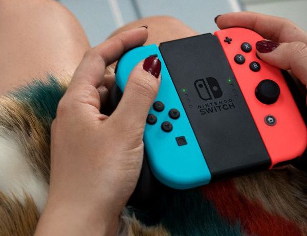 Eine Frau spielt mit den Joy-Con-Controllern.