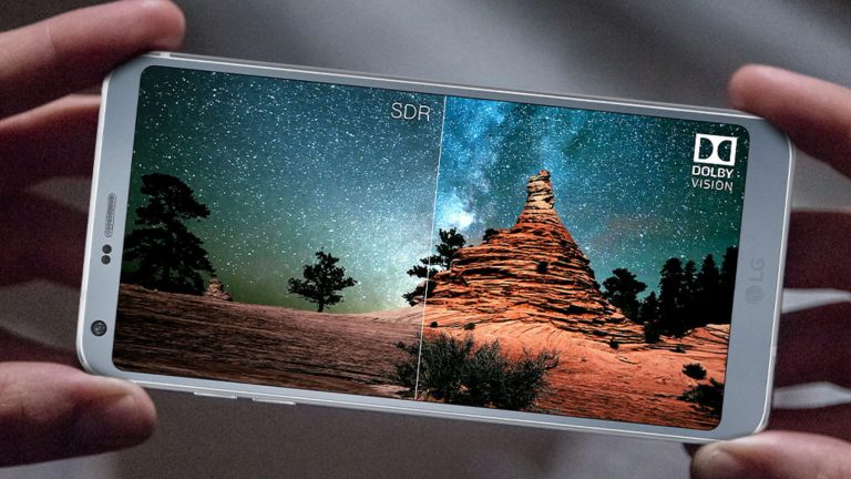 Hand h&auml;lt LG G6 mit hochaufl&ouml;sendem Display